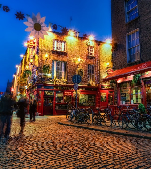 Photo of Temple Bar at night